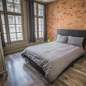 Le 402 Hostel Montreal